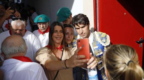 Cayetano supo ganarse al tendido y fue el primer matador en abrir la puerta grande Cayetano supo ganarse al tendido y fue el primer matador en abrir la puerta grande
