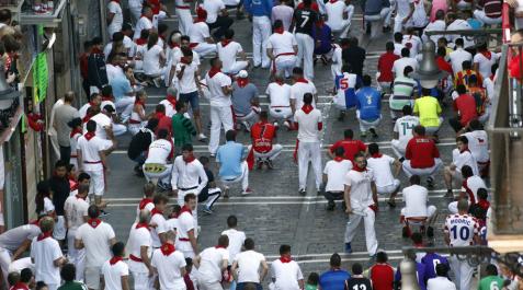 Mozos agachados en señal de protesta al final de la calle Estafeta. Mozos agachados en señal de protesta al final de la calle Estafeta.