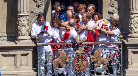 Forcejeo en el chupinazo por intentar colocar la ikurriña en un balcón del Ayuntamiento de Pamplona. Forcejeo en el chupinazo por intentar colocar la ikurriña en un balcón del Ayuntamiento de Pamplona.
