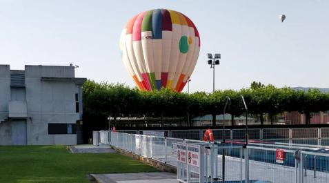 El aterrizaje por sorpresa de un globo en las piscinas de Mutilva El aterrizaje por sorpresa de un globo en las piscinas de Mutilva