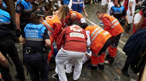 Cruz Roja realiza 63 atenciones tras el primer encierro de los Sanfermines Cruz Roja realiza 63 atenciones tras el primer encierro de los Sanfermines