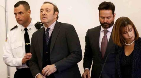 Los fiscales retiran los cargos de agresión sexual contra el actor Kevin Spacey Los fiscales retiran los cargos de agresión sexual contra el actor Kevin Spacey