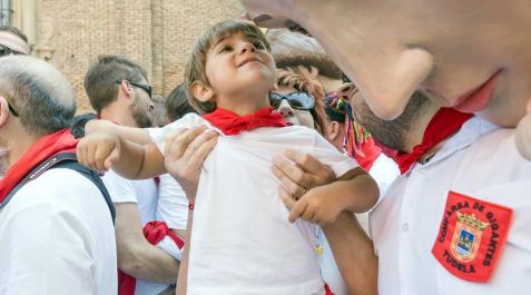 Despedida de los gigantes de Tudela Cientos de niños se dieron cita en la plaza Vieja para despedir a la Comparsa de Gigantes de Tudela con besos y aplausos hasta las próximas fiestas.