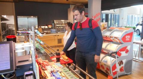 Los últimos clientes de la cafetería del aeropuerto de Noáin Los últimos clientes de la cafetería del aeropuerto de Noáin