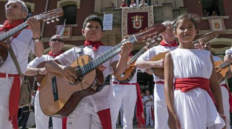 Fotos del cohete de Estella. MONTXO A.G. Estella ha arrancado este viernes, Viernes de Gigantes, sus fiestas patronales. Los actos festivos en la ciudad del Ega se prolongarán durante siete días.