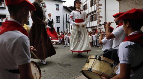 El cohete en Bera da comienzo a las fiestas de San Esteban Tras la ofrenda floral en recuerdo de los olvidados en la escultura de la plaza del Ayuntamiento, los vecinos de la localidad navarra se reunieron en torno al ayuntamiento para celebrar el cohete que dio comienzo a las fiestas de San Esteban.