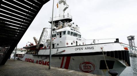 La Guardia Costera italiana evacúa a dos mujeres embarazadas del Open Arms. La Guardia Costera italiana evacúa a dos mujeres embarazadas del Open Arms.