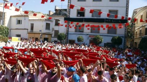 El club ciclista inicia las fiestas de Arguedas El presidente del club local, Miguel Resa, lanzó el cohete en el 25 aniversario de la entidad