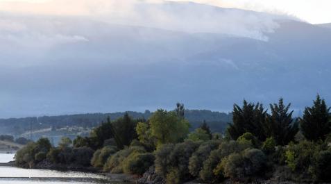 Vista del incendio forestal declarado cerca del Real Sitio de San Ildefonso-La Granja, en la frontera del Parque Nacional de Guadarrama. Vista del incendio forestal declarado cerca del Real Sitio de San Ildefonso-La Granja, en la frontera del Parque Nacional de Guadarrama.