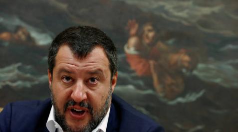Salvini prohíbe desembarcar a 135 migrantes en un nuevo desafío a la UE Salvini prohíbe desembarcar a 135 migrantes en un nuevo desafío a la UE