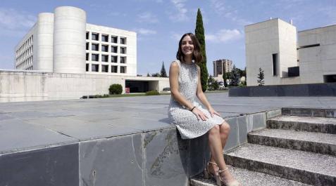 Roncesvalles Labiano Juangarcía, en el campus de la UN, donde ha realizado su tesis y donde sigue vinculada laboralmente. Roncesvalles Labiano Juangarcía, en el campus de la UN, donde ha realizado su tesis y donde sigue vinculada laboralmente.
