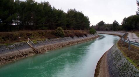 Un tramo del canal de Bardenas a su paso por Sangüesa. Un tramo del canal de Bardenas a su paso por Sangüesa.