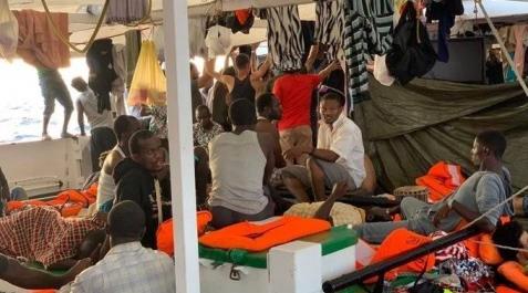 El Open Arms logra evacuar a Italia a 9 inmigrantes por motivos psicológicos El Open Arms logra evacuar a Italia a 9 inmigrantes por motivos psicológicos