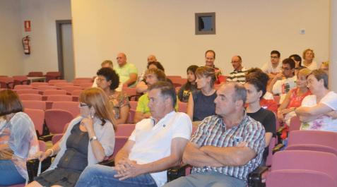 Vecinos durante una charla en Mendavia. Vecinos durante una charla en Mendavia.