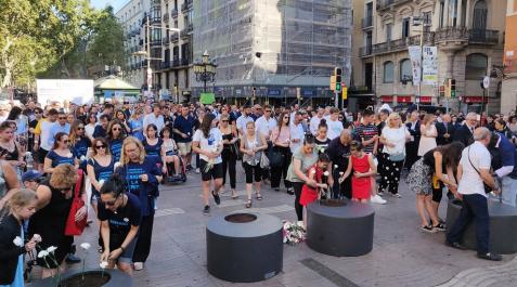 Barcelona homenajea con flores a las víctimas del 17A