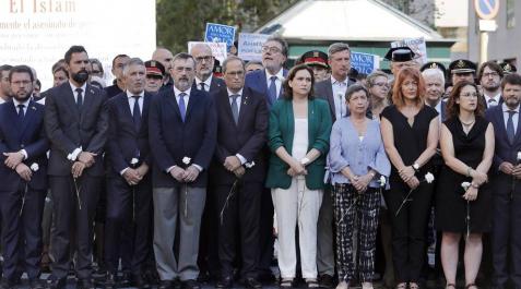 Barcelona homenajea a las víctimas del 17A con flores