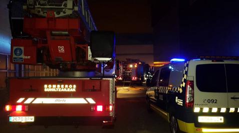 Los bomberos sofocan un incendio en la empresa Koxka, en Landaben Los bomberos sofocan un incendio en la empresa Koxka, en Landaben