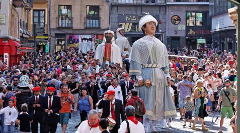 Los gigantes y cabezudos salen por el Privilegio de la Unión Los gigantes y cabezudos conmemoran en las calles de Pamplona el Privilegio de la Unión