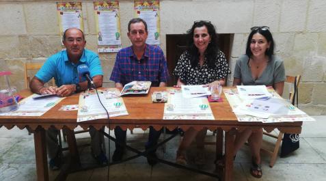 Ángel Luis González, presidente de Tierras de Iranzu; Carlos Gorricho, presidente de la Federación Navarra de Coros; la gerente de la asociación, Charo Apesteguía; y Arreta Urdangaráin, del valle de Yerri. Ángel Luis González, presidente de Tierras de Iranzu; Carlos Gorricho, presidente de la Federación Navarra de Coros; la gerente de la asociación, Charo Apesteguía; y Arreta Urdangaráin, del valle de Yerri.