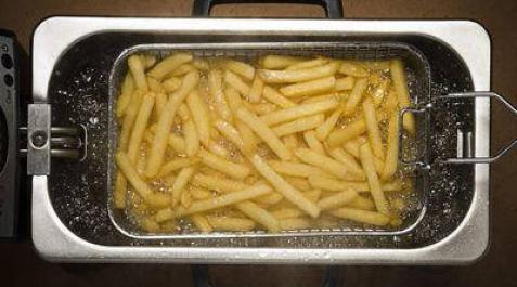 Una freidora con patatas fritas. Una freidora con patatas fritas.