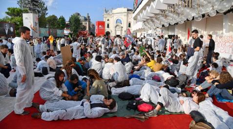 Cientos de jóvenes han ocupado la alfombra roja del Festival de Venecia. Cientos de jóvenes han ocupado la alfombra roja del Festival de Venecia.