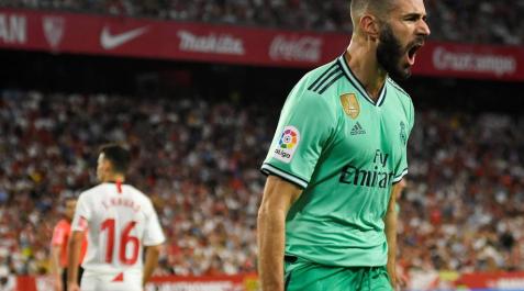 El delantero del Real Madrid, Karim Benzema, celebra su gol frente al Sevilla. El delantero del Real Madrid, Karim Benzema, celebra su gol frente al Sevilla.