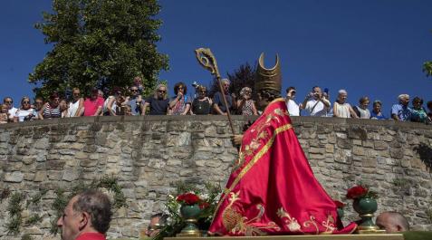 San Fermín Txikito. Fotos de la salida de los Gigantes, dantzaris y procesión El Casco Antiguo de Pamplona se despide de las fiestas de San Fermín de Aldapa con la procesión y la salida de la Comparsa y dantzaris