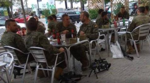 Los militares, en la imagen que ha causado la polémica. Los militares, en la imagen que ha causado la polémica.