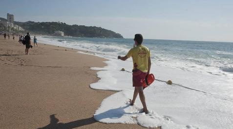 Mueren ahogados un niño de 4 años y su padre en una playa de L'Escala (Girona) Mueren ahogados un niño de 4 años y su padre en una playa de L'Escala (Girona)