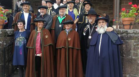 Cinco nuevos cofrades ensalzan las virtudes del hongo en Elgorriaga Cinco nuevos cofrades ensalzan las virtudes del hongo en Elgorriaga
