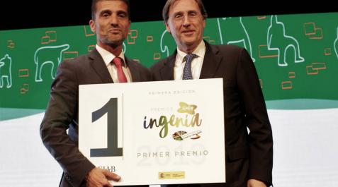 Mariano Oto, director general de Nucaps Nanotechnology, recibe el premio de Tomás Pascual Gómez-Cuétara, presidente de FIAB Mariano Oto, director general de Nucaps Nanotechnology, recibe el premio de Tomás Pascual Gómez-Cuétara, presidente de FIAB
