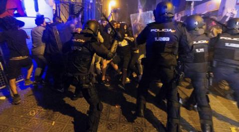 Cargas en Barcelona contra los manifestantes que cercan la delegación del Gobierno Cargas en Barcelona contra los manifestantes que cercan la delegación del Gobierno