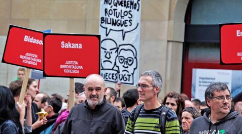 Cientos de personas piden al Gobierno foral que recurra la sentencia del euskera Cientos de personas piden al Gobierno foral que recurra la sentencia del euskera