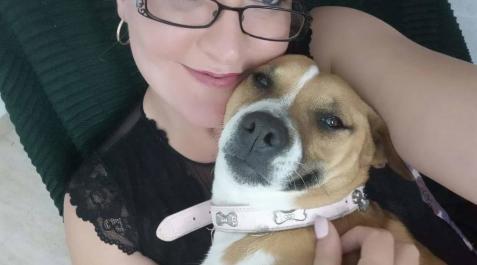 Foto difundida en redes sociales de Samantha Hales y su perro Arya. Foto difundida en redes sociales de Samantha Hales y su perro Arya.