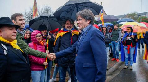 Puigdemont saluda a sus seguidores frente a su casa de Waterloo. Puigdemont saluda a sus seguidores frente a su casa de Waterloo.