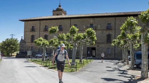 Un peregrino a su paso por el Monasterio de Irache, donde San Veremundo fue monje y abad. Un peregrino a su paso por el Monasterio de Irache, donde San Veremundo fue monje y abad.
