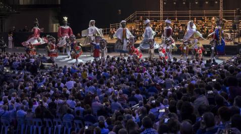 El concierto fue una celebración de la cultura y el folklore navarros. En la imagen, los gigantes de la Comparsa danzan al ritmo de La Pamplonesa. El concierto fue una celebración de la cultura y el folklore navarros. En la imagen, los gigantes de la Comparsa danzan al ritmo de La Pamplonesa.