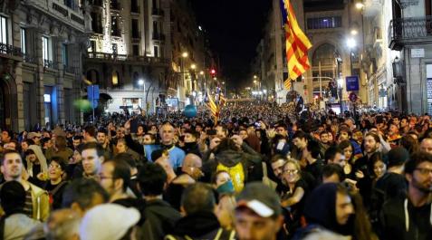 Fotos de la concentración convocada por los CDR en Barcelona frente a la Jefatura de la Policía Nacional en la Vía Laietana