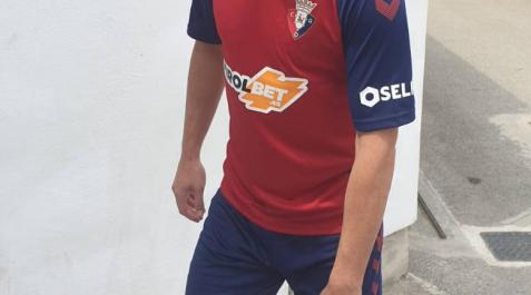 Presentación de Adrián López como nuevo jugador de Osasuna El jugador asturiano ha firmado por una temporada