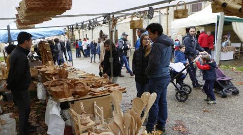 Urroz desafió al mal tiempo con su feria de San Martín al aire libre Urroz desafió al mal tiempo con su feria de San Martín al aire libre