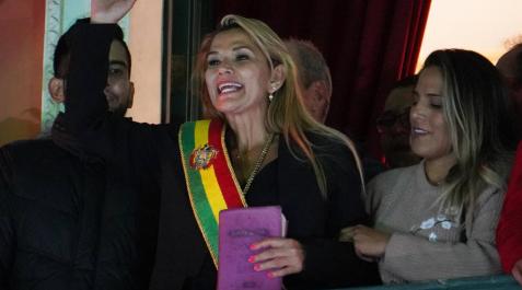 La senadora de la oposición Jeanine Áñez asume la presidencia de Bolivia La senadora de la oposición Jeanine Áñez asume la presidencia de Bolivia