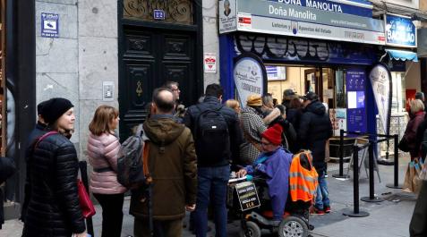Fin de las colas en Doña Manolita gracias a un escaparate inteligente Fin de las colas en Doña Manolita gracias a un escaparate inteligente