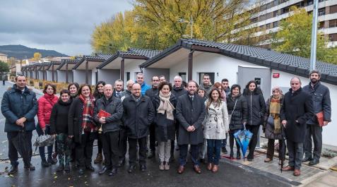 Autoridades, trabajadores e invitados, tras el corte de cinta y la bendición junto a las viviendas que se extienden en hilera. Autoridades, trabajadores e invitados, tras el corte de cinta y la bendición junto a las viviendas que se extienden en hilera.