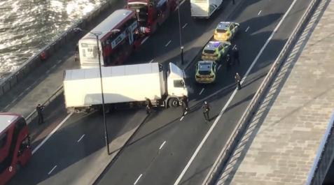 La Policía informa de un apuñalamiento, heridos y un detenido en el Puente de Londres La Policía informa de un apuñalamiento, heridos y un detenido en el Puente de Londres