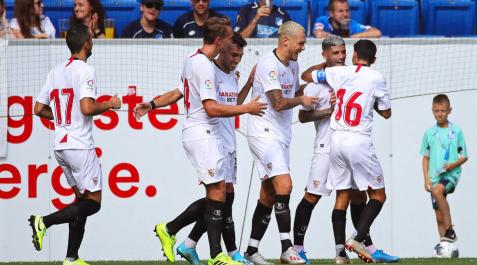 Ever Banega es felicitado por sus compañeros tras anotar un gol ante el Hoffenheim. Ever Banega es felicitado por sus compañeros tras anotar un gol ante el Hoffenheim.
