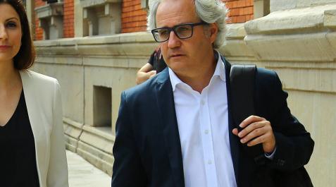 Carlos Pérez-Nievas, de camino al pleno de este jueves. Carlos Pérez-Nievas, de camino al pleno de este jueves.