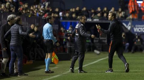 Alta tensión en el banquillo entre Arrasate y Lopetegui Alta tensión en el banquillo entre Arrasate y Lopetegui