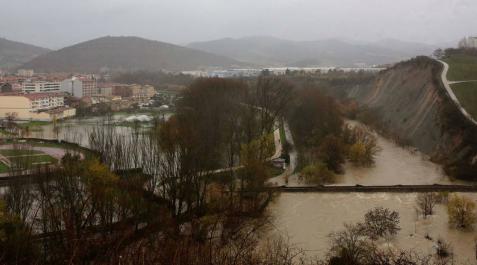 Alertados más de 500 vecinos de Burlada para poner sus coches a salvo del Arga Alertados más de 500 vecinos de Burlada para poner sus coches a salvo del Arga