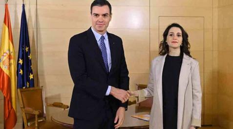 foto de Pedro Sánchez al inicio de la reunión con Inés Arrimadas foto de Pedro Sánchez al inicio de la reunión con Inés Arrimadas