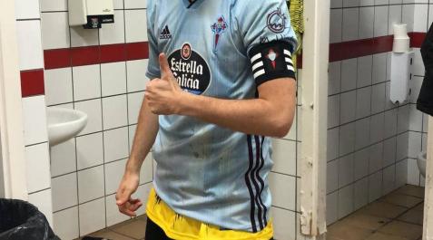 Los jugadores de la Peña Azagresa recibieron las camisetas del Celta de Vigo Los jugadores de la Peña Azagresa recibieron las camisetas del Celta de Vigo